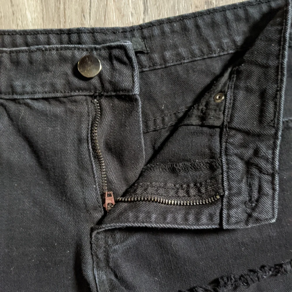 Sexy Raw Hem Shorts Size 26 - Picture 2 of 7